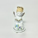 聖書を持つスミレの天使のフィギュリンのコピー