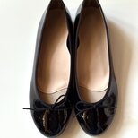 大人シンプル エナメルリボンバレエパンプス　ブラック　デイリーも通勤も◎