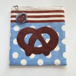 手帳ポーチ(ペンケース)*プレッツェル*チャーム付