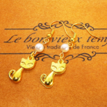 ゴールドカラー 猫とスワロフスキーパール（クリスタルホワイト）の大人可愛いピアス サージカル可