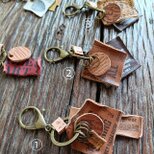 キーホルダー　英字　牛革