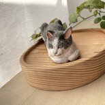 木彫りの香箱座り猫の置物