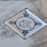 うさぎ柄白い角皿【左向き】