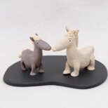 2025干支 午(うま)　陶器 紅白ペア 箱入りギフト包装 台座付