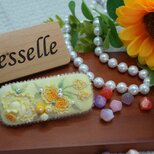 心まで明るくする、黄色い手刺繍フラワーバレッタ