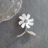 かぎ針で編んだブローチ　可愛いコサージュ　デイジーみたいな一輪のお花　グレー　シルバービーズ