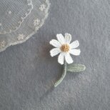 かぎ針で編んだブローチ　可愛いコサージュ　デイジーみたいな一輪のお花　マスタードビーズ　一葉