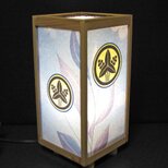 ◆『丸に立ち沢瀉』家紋の宿り木／至福の灯かり・心温まるひと時／25-51／LED･桧枠造・ラミネート加工・軽量／