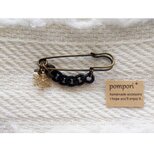 ブラックチェーンとスノーフレークのブローチピン