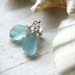 《スターリングシルバー/Silver925》小さな海色シーグラスが揺れるスタッズピアス