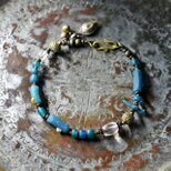 エメラルドローマングラスとアンティークボヘミアビーズ、つぶつぶブラス、エメラルドビーズ、アフガンパーツ＆鈴のブレス