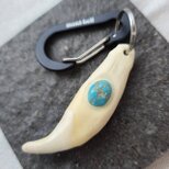 月輪熊の牙 ローンマウンテンターコイズのキーホルダー