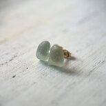 《14kgf》小さな空色シーグラスのスタッズピアス