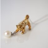 ボールで遊ぶ垂耳犬のペンダント ゴールド 淡水パール