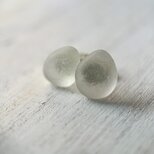 《Silver925》コロンとしたホワイトシーグラスのスタッズピアス