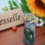 Blesselle FY手染め糸 × 立体刺繍 牡丹と蝶のヘアクリップ【一点物】