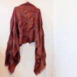 刺しゅうを散りばめた大判ウールストール～ブラウンと繊細な白い線の立体刺しゅうが特徴です
