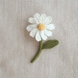 かぎ針で編んだブローチ　可愛いコサージュ　デイジーみたいな一輪のお花　葉1枚　花びら10枚