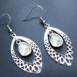 シルバーカラー 透かしアラベスク調のティアドロップ（しずく型）ピアス ラインストーン サージカル可