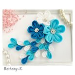 七五三・卒業式に◆大きくて可愛いつまみ細工の髪飾り(下がり付き)◆白×空×海色の自分でもママでも簡単につけられるつまみ細工