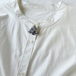 薄墨色の冬景色　冬のグレーが好きになる　草木染め糸を使った三角刺繍ブローチ