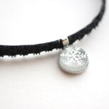 【受注製作】レジンアート　ラウンドモチーフとタティングレースとベルベットリボンのチョーカー〈雪の結晶・グレー〉