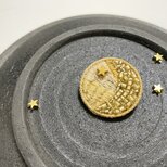 【月】軽くて印象的な手刺繍のブローチ