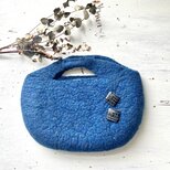 四角いポタンが大人っぽい羊毛フェルトハンドバッグ（ネイビー　ショルダー紐付き）