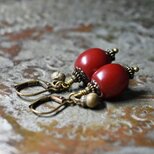 深紅アフリカンアンバーと民族鈴のピアス(ショート)