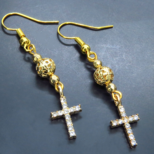 ゴールドカラー ラインストーンのロザリオとメタルビーズを組み合わせたシンプルなピアス