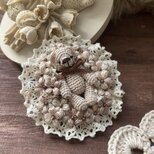 刺繍糸1本取りで編む、マイクロクロッシェ・テディベアと花々のリースブローチ（5.5cm）