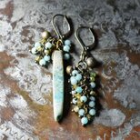 氷柱ジャスパーとたわわなアマゾナイト＆トルマリン、民族鈴のアンシメトリーピアス