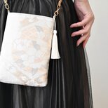 【花丸模様　ベージュ・シルバー　シルク帯リメイクスマホショルダーバッグ】お呼ばれの日、結婚式バッグ、フォーマルバッグとしても。