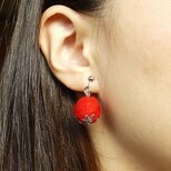 【心に寄り添う】小さなフェルトボールイヤリング／ピアス 選べるカラフル16色・軽くてやさしい日常使い (花座付き)