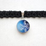 【受注製作】レジンアート　ラウンドモチーフとタティングレースとベルベットリボンのチョーカー〈雪の結晶・青〉