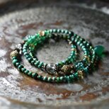 ライムグリーンダイスビーズとクリアビーズ、つぶつぶブラス、多彩グリーンビーズ、多彩ストーンビーズのネックレス