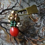 深紅エチオピアンチェリーとたわわな鈴＆クリソコラ、アフガンパーツのランドリーピンブローチ