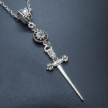 アンティークシルバー ソード（剣）とラインストーンのスリムでコンパクトなネックレス 長さ変更可