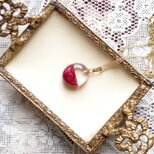 レジンアート　バイカラーのオーバルペンダント〈カメリア〉