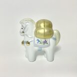 金の米俵を運ぶ、干支の馬の置物