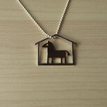 馬小屋のペンダント