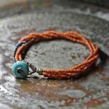 アンティークオレンジ色シードビーズと水色mixビーズの4連ブレス（ターコイズ留め金）