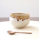 白御影土と透明釉のお湯のみ 縁飴