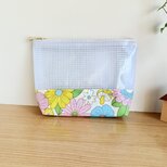 ビニール素材のファスナーポーチ（レトロフラワー）