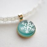 【受注製作】レジンアート　ラウンドモチーフとタティングレースとサテンリボンのチョーカー〈雪の結晶・緑〉