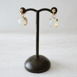 ドイツ製ヴィンテージガラスのピアス／イヤリング やわらかな白が映えるシンプルアクセサリー