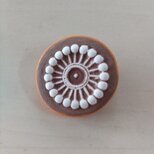 ヴィヴィッドなブローチ・ベージュ＋オレンジ