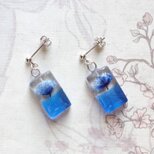 レジンアート　長方形のピアス〈一輪の花・ブルー〉
