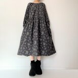 クラシカルな小鳥と草花柄＊あったかコーデュロイ＊大人のナチュラル長袖ワンピース＊ポケット付＊綿100％＊チャコールグレー