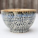 茶碗　黒い点々:中はやじるし